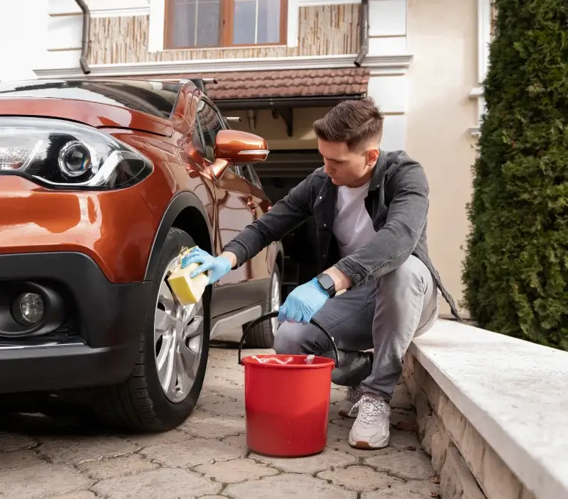 Lavage auto à domicile Saint-Florent-sur-Auzonnet : professionnel intervenant sur un véhicule